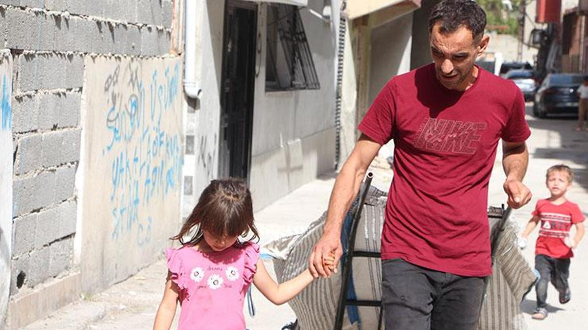 6 yaşındaki kızı gözleri oldu! Görme engelli kağıt toplayıcısı babasına yol gösteriyor