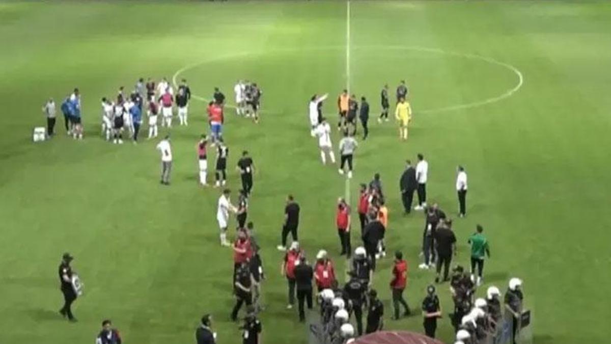Elazığspor - Vanspor FK maçında hakem yaralandı! Karşılaşma tatil edildi