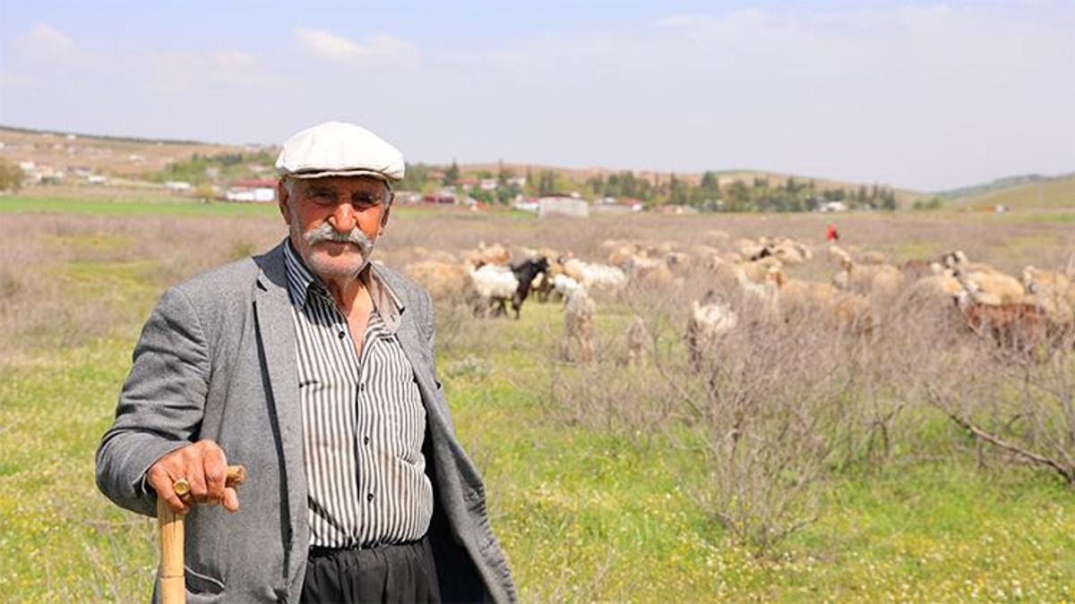 Kahramanmaraşlı Hüseyin dede gençlerin yüzüne bakmadığı işini 80 yaşında sürdürüyor