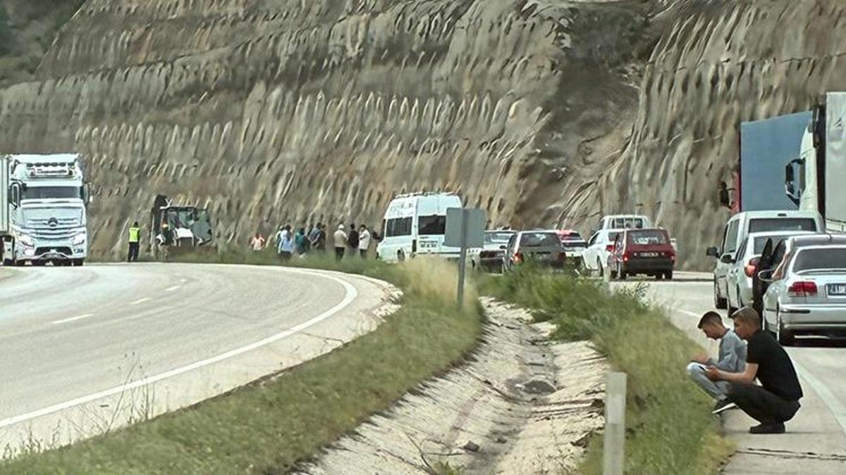 Tokat'ta korkutan heyelan: D-100 kara yolu ulaşıma kapandı