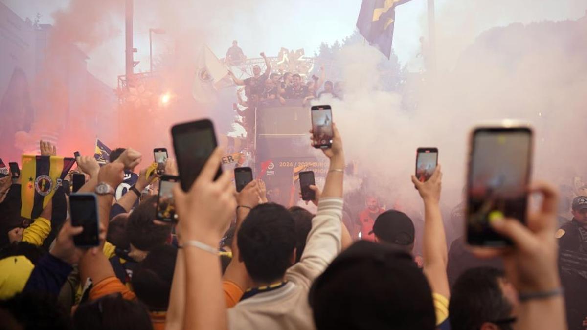 Fenerbahçe Beko, Euroleague şampiyonluğunu taraftarıyla kutladı