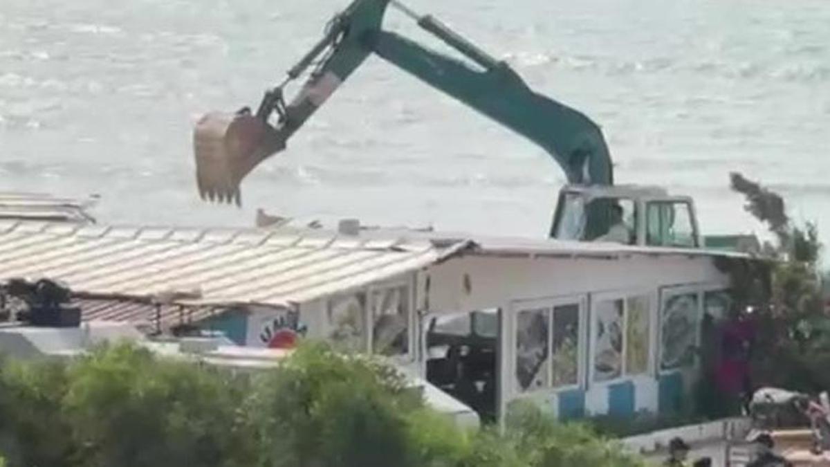 Adana'da kaymakamlık talimatı verdi! Sahil kenarlarında tek tek yıkılıyor