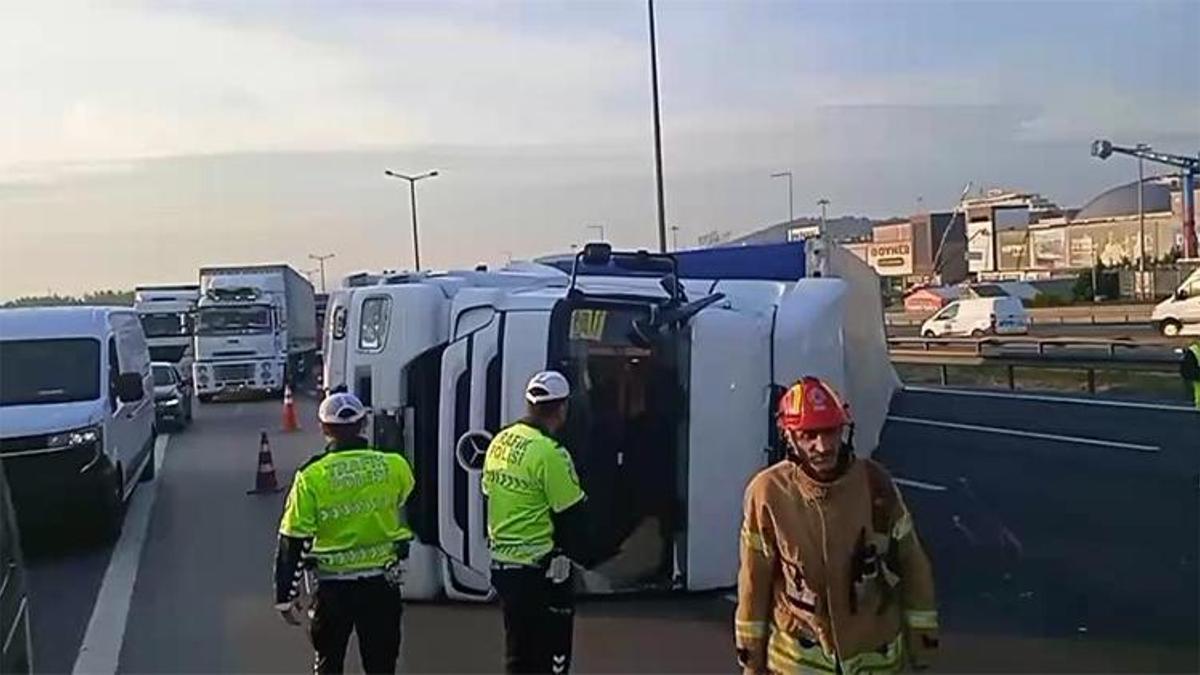 Pendik'te TEM Otoyolu'nda TIR devrildi!