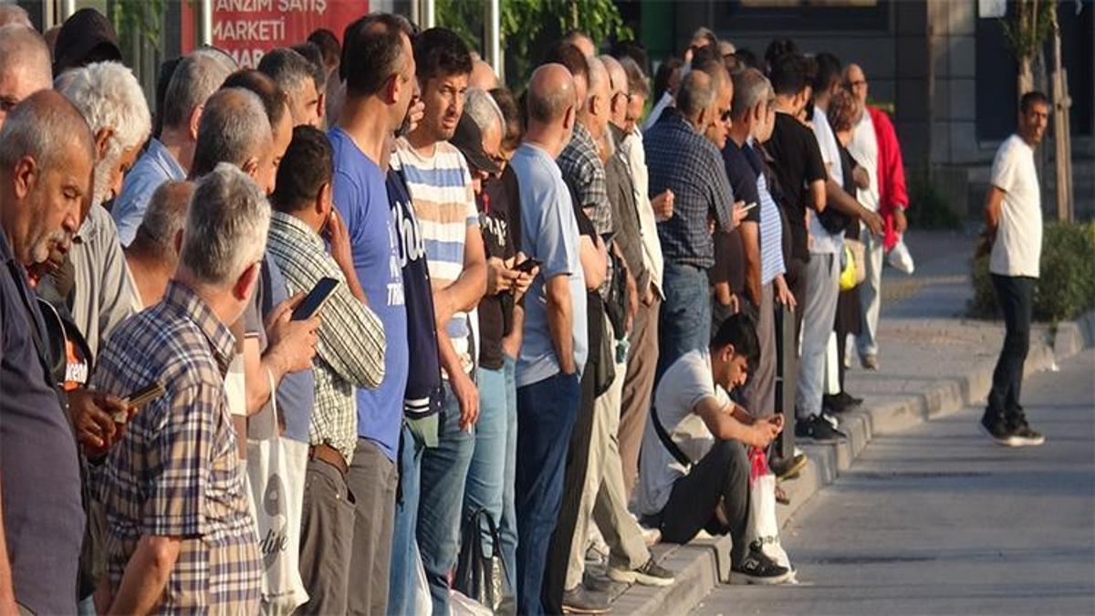 İzmir’de 23 bin işçi greve gitti! Otobüs duraklarında büyük yoğunluk oluştu