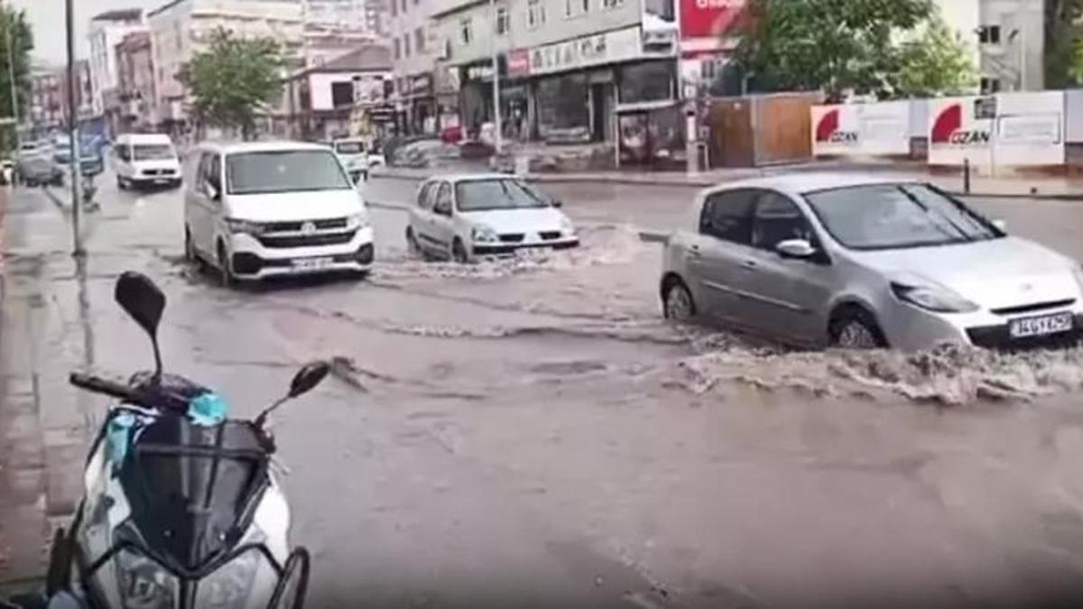 İstanbul'u dolu vurdu! Bir anda bastırdı, yollar göle döndü, AKOM'dan bir uyarı daha