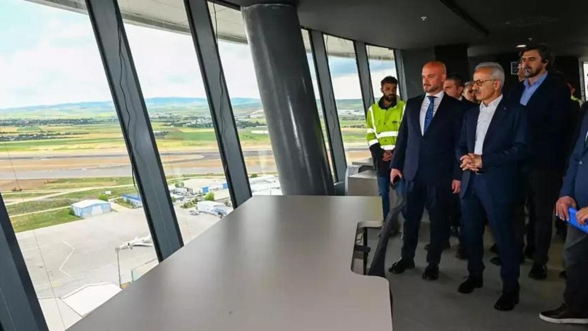 Bakan Uraloğlu, yeni hava trafik kontrol kulesindeki çalışmaları yerinde inceledi