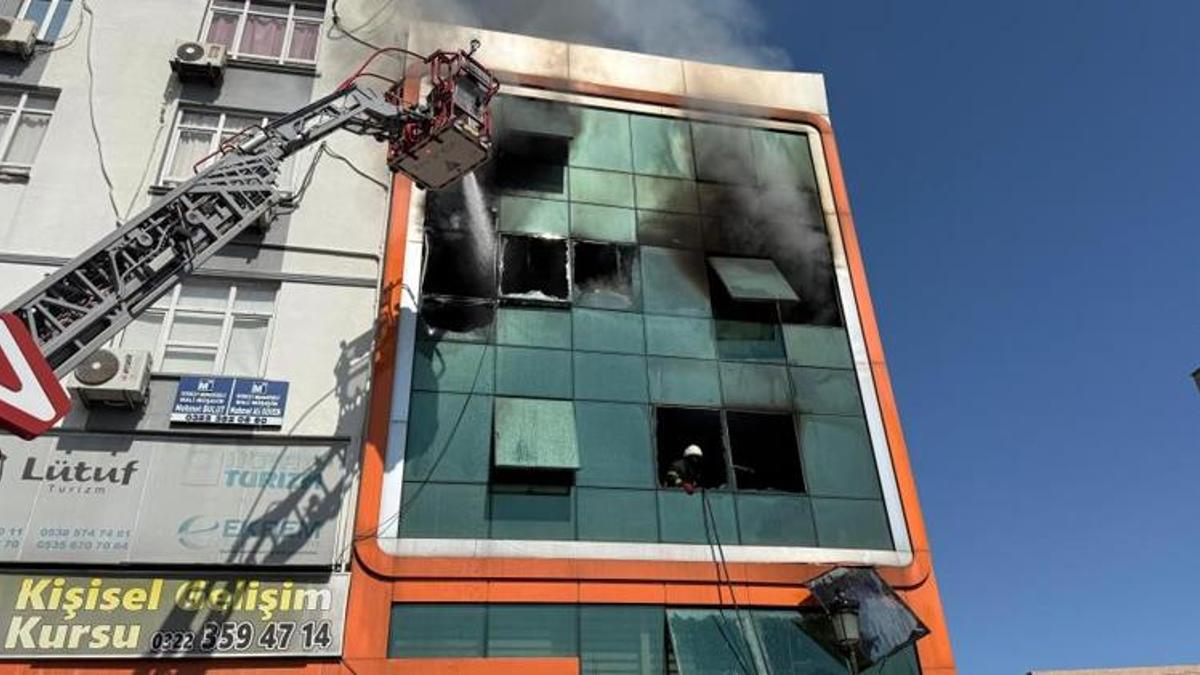 Adana'da iş merkezinde yangın: 2 işçi atlayarak kurtulmaya çalıştı