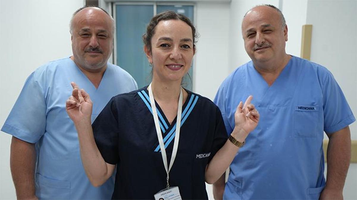 Aynı hastanede çalışan ikizleri görenler 'gözlerini ovalıyor'