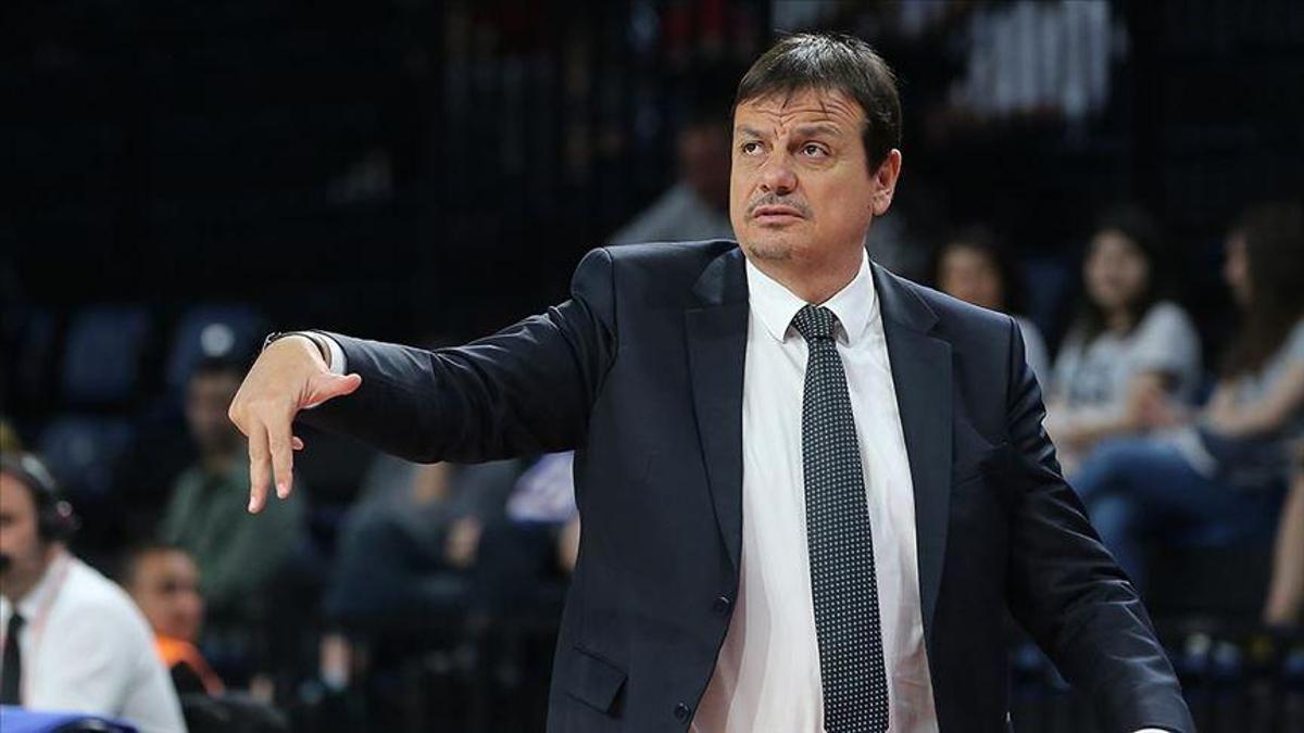 Ergin Ataman'dan Olympiakos taraftarının Türkiye'ye yönelik küfürlü tezahüratına sert tepki
