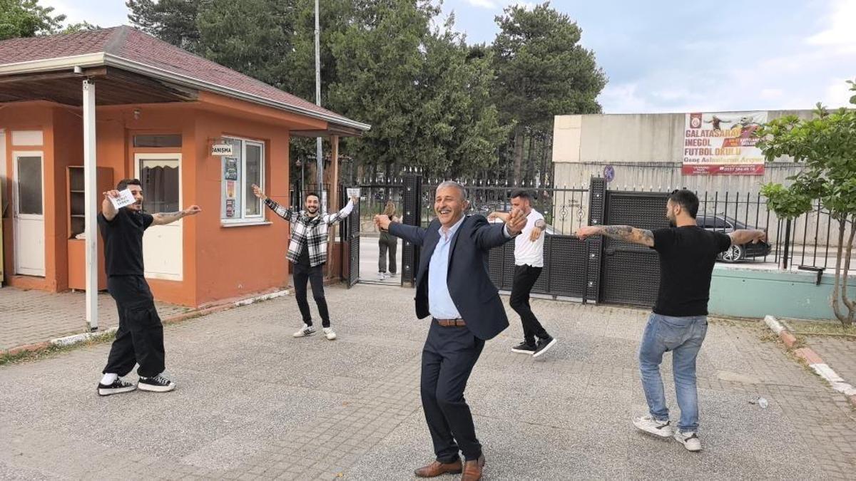 Muhtar oldu mahallenin ortasında çiftetelli oynadı