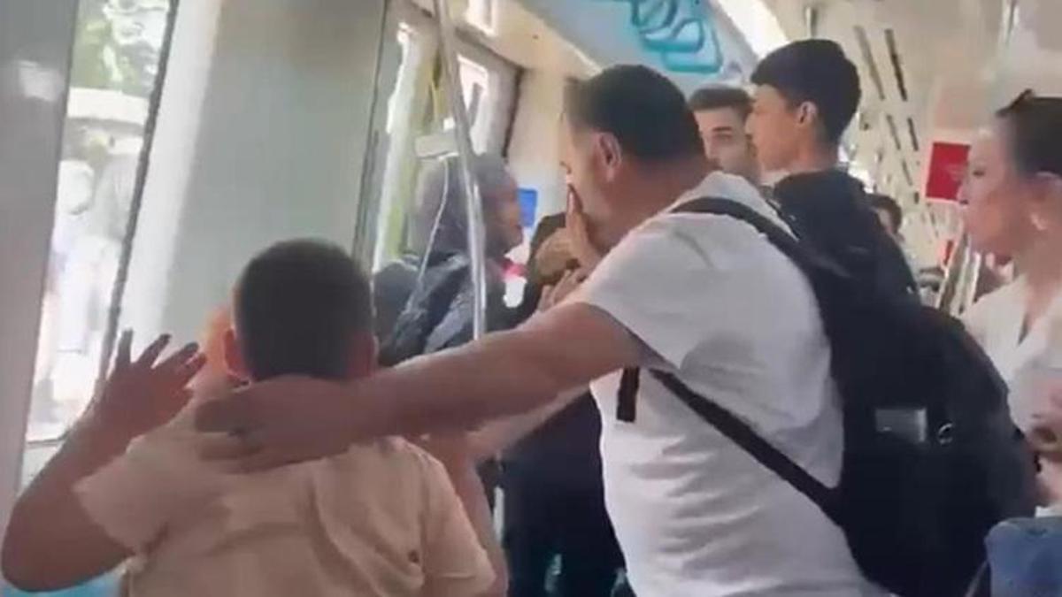 Marmaray'daki yumruk olayının öncesinde ne oldu! Görgü tanığı gazeteci Fuat Kozluklu tek tek anlattı;  5-6 dakika söylendi, genç kızı ağlattı