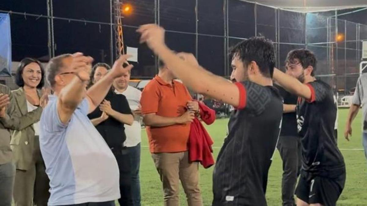 Adana Kozan'da mahalle takımı şampiyon oldu, muhtar sahada göbek attı