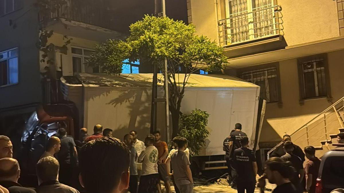 İstanbul - Pendik’te kamyonet iki araca ve binaya çarptı