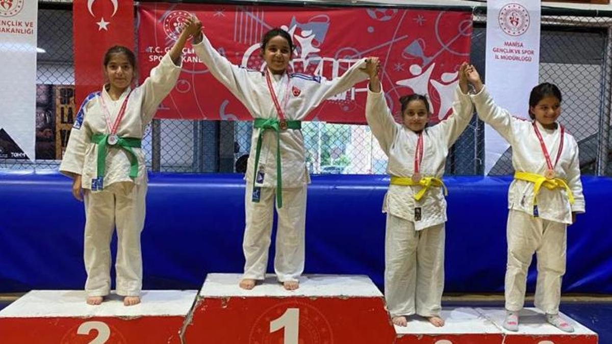 Manisa'da minik sporculardan 6 altın, 6 gümüş, 8 bronz madalya