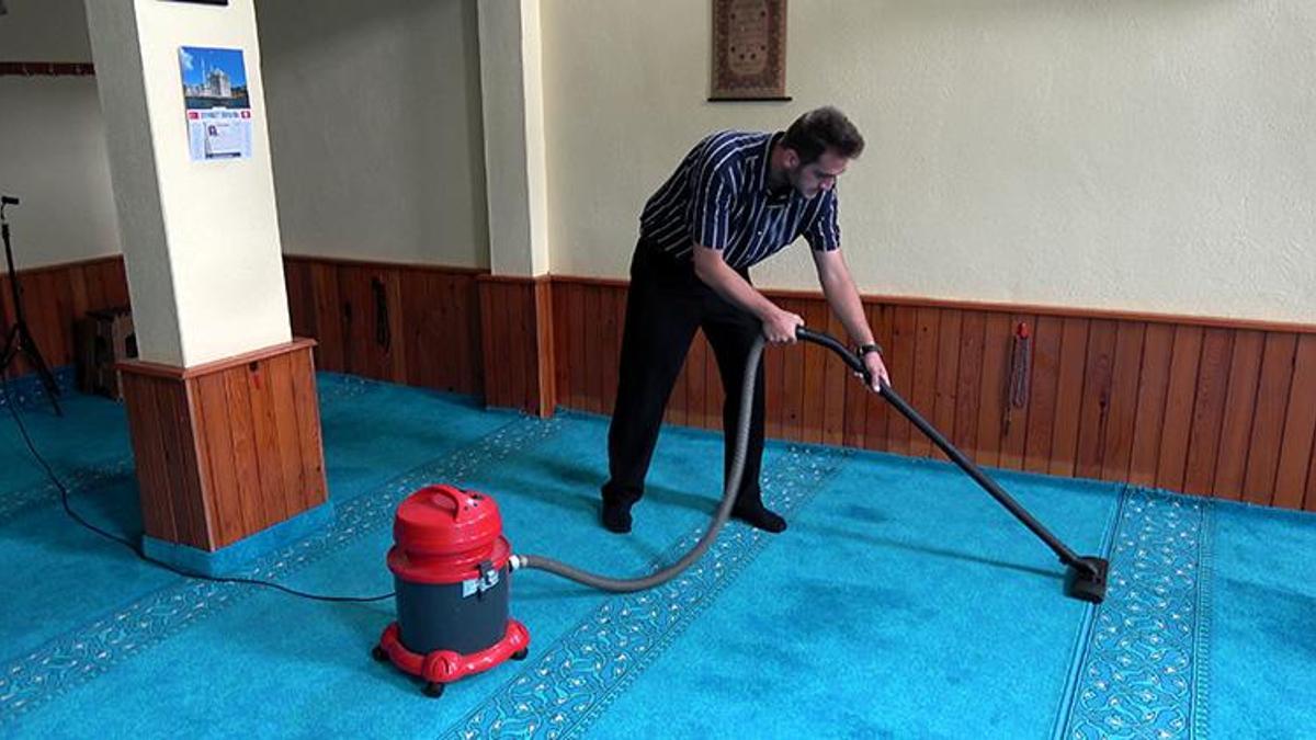 Sadece hutbeye çıkmadı, eline süpürge de aldı! Safranbolu'ya atanan imam caminin çehresini değiştirdi