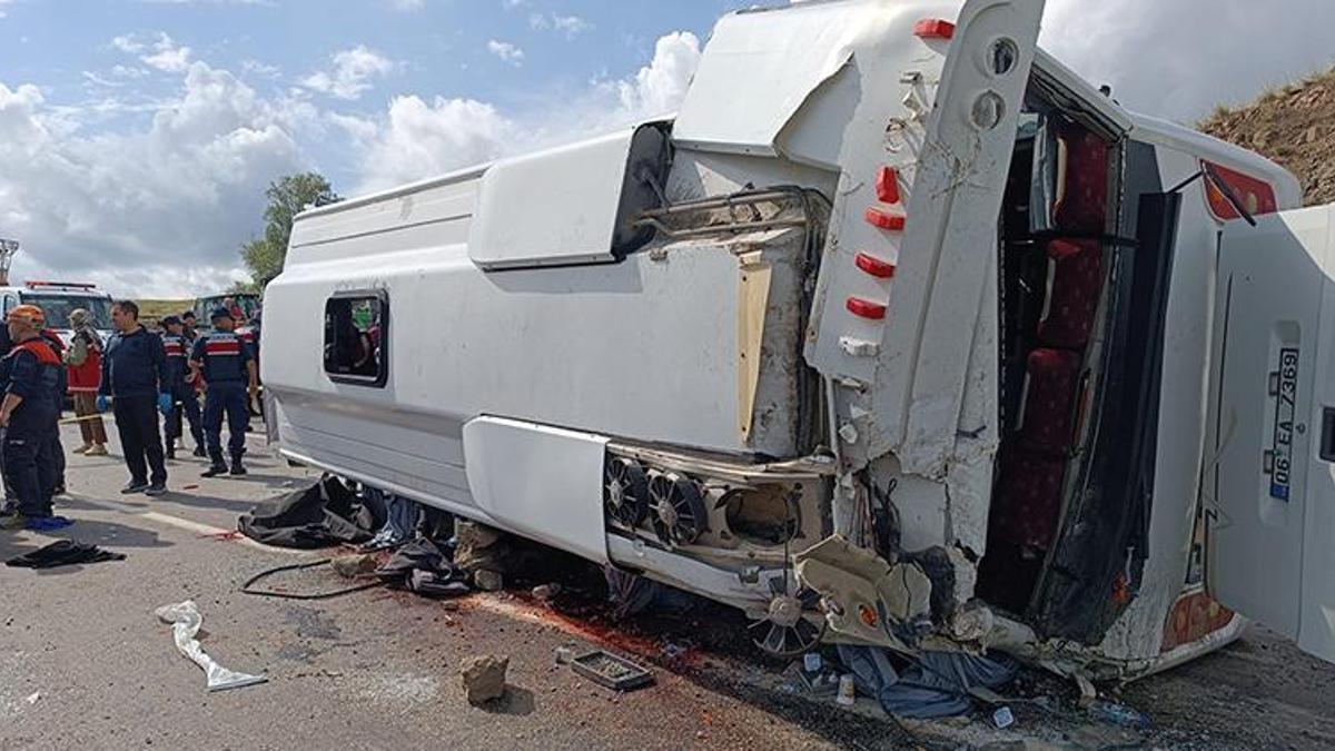 Yozgat'ta cenazeden dönenleri taşıyan midibüs yan yattı; 2 ölü, 27 yaralı