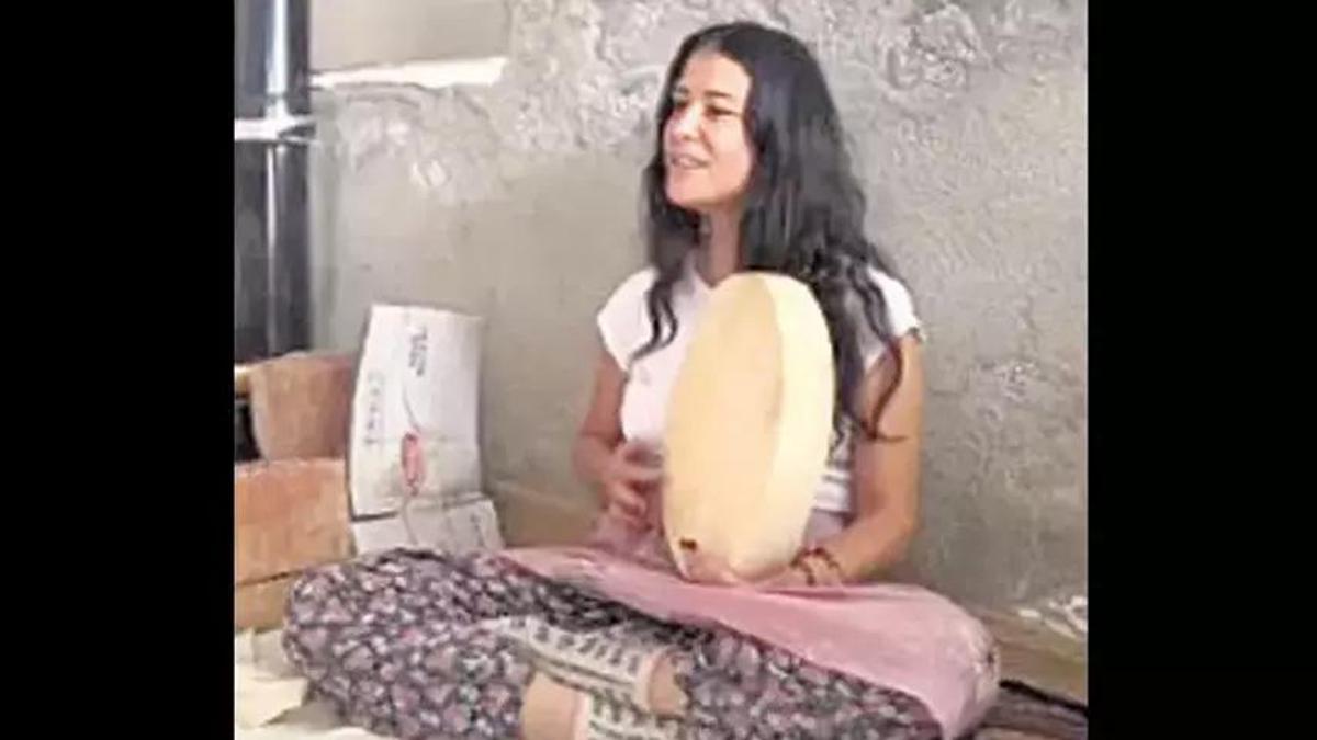 Elif Boyner, def çalıp ilahi söyledi