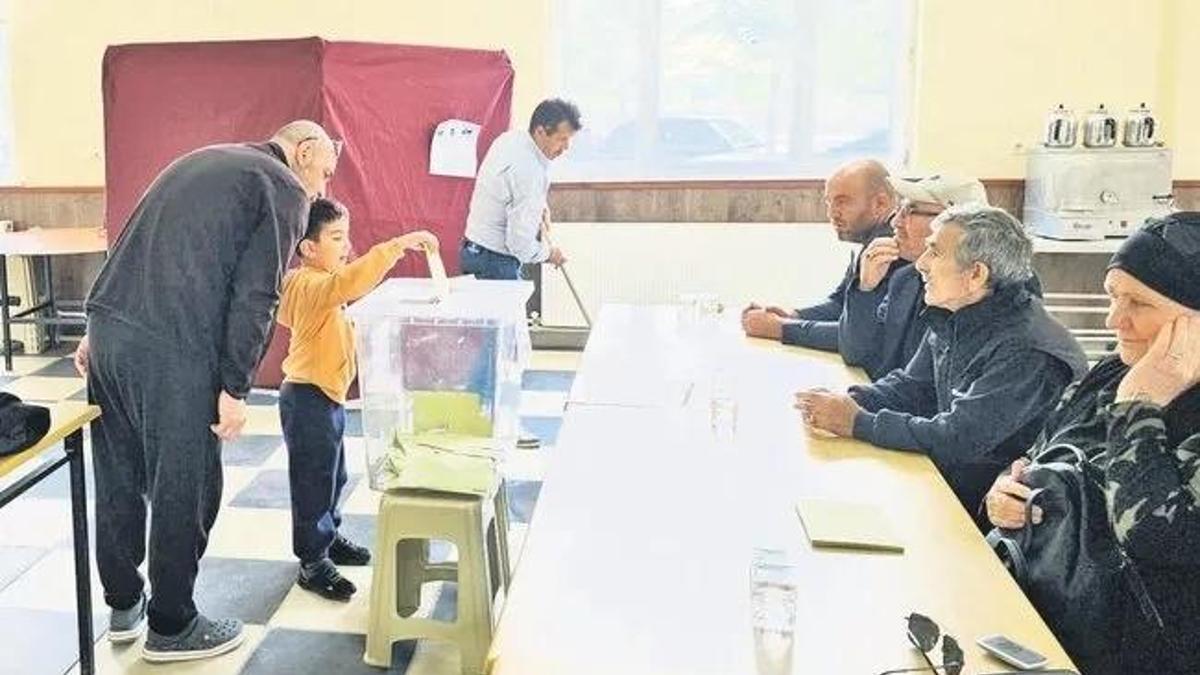 Kendine oy vermeyi unuttu! Muhtarlık seçimini kurayla kazandı