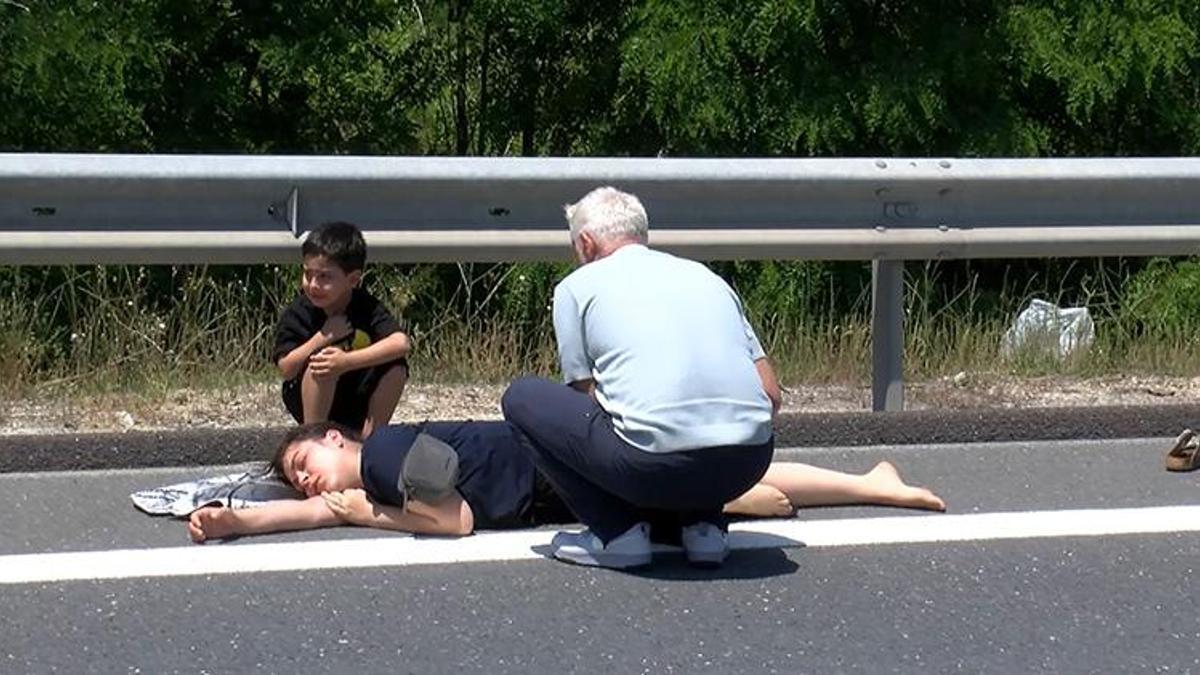 Kuzey Marmara Otoyolu'nda acı tablo! Trafik kazasında annesi yaralanan çocuk ağlayarak ambulansı bekledi