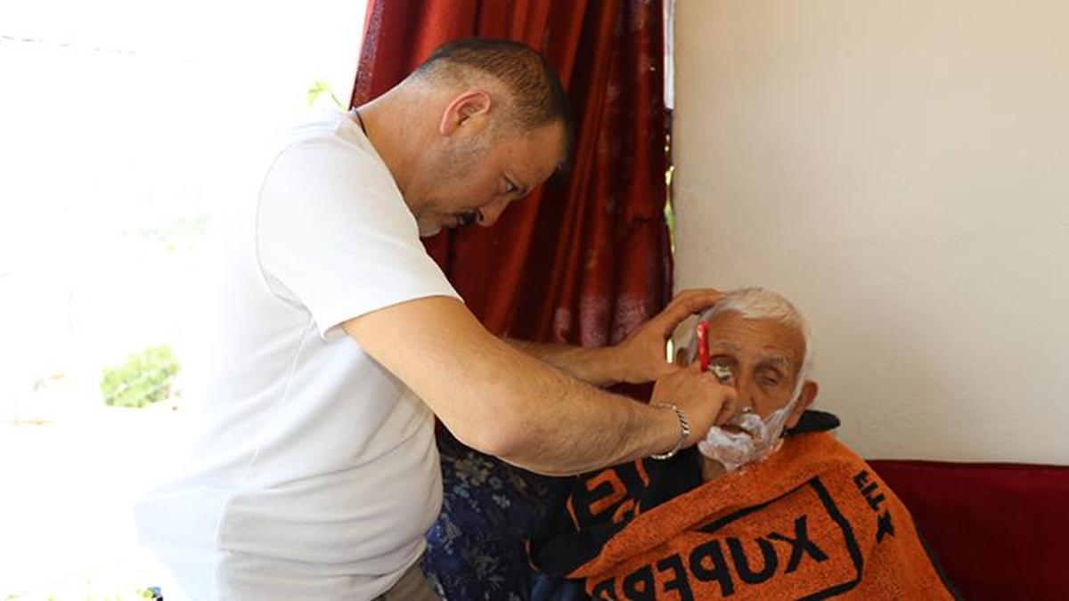 Amasya'da mahalle muhtarı yaşlıları evlerinde ücretsiz tıraş etti