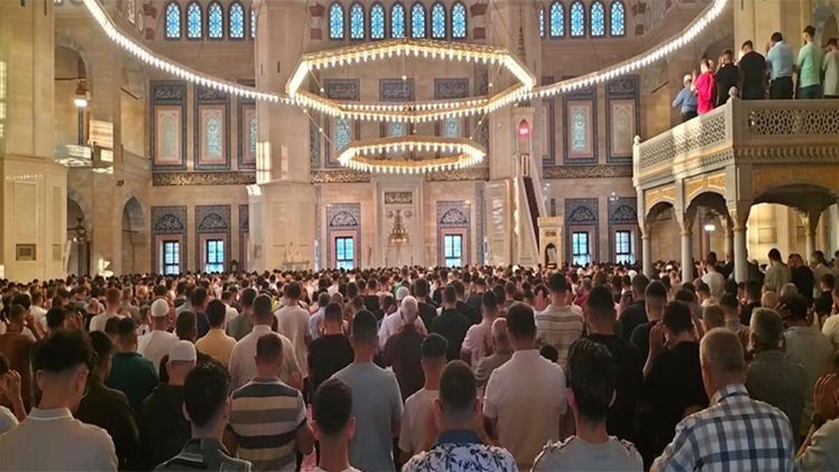 Adanalılar bayram namazı için saf tuttu