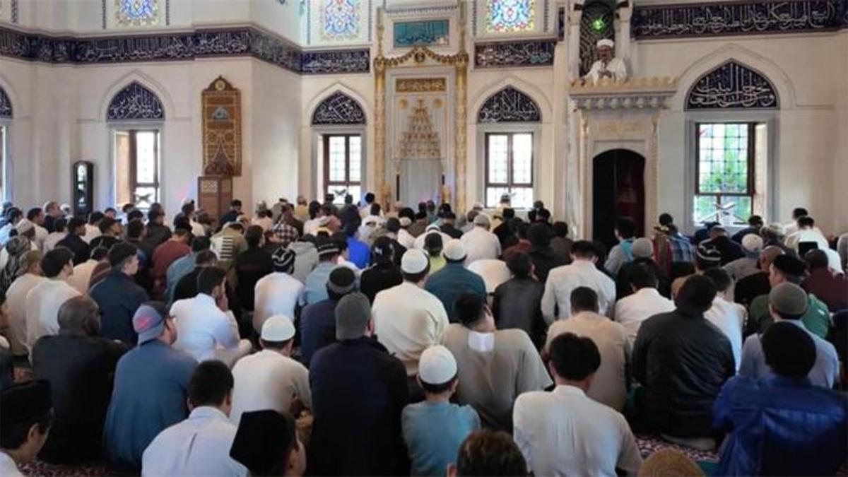 Japonya'da bayram namazı 3 kez kılındı
