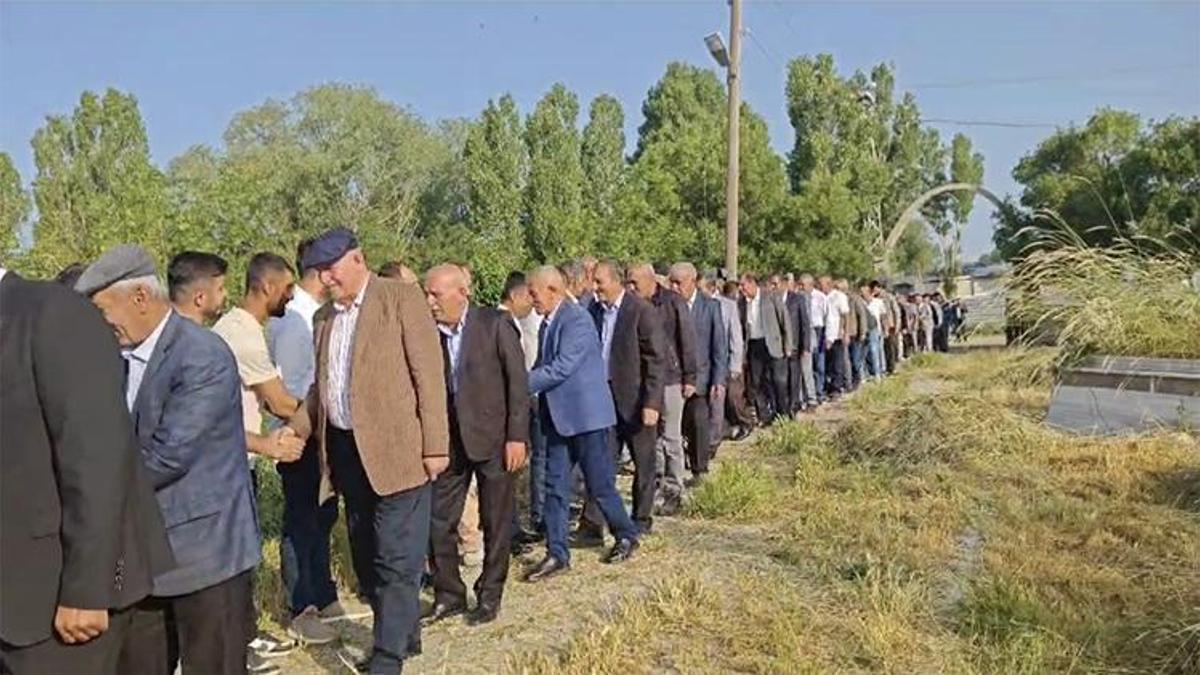 Bu da bayramlaşma kuyruğu! Muş'ta gelenek bozulmadı