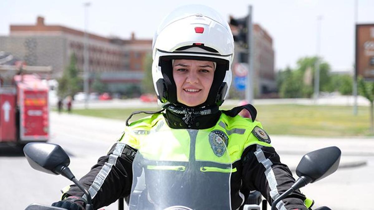 Konya trafiği ondan soruluyor! Motosiklet tutkunu polis memuru Safiye Işık görev başında!