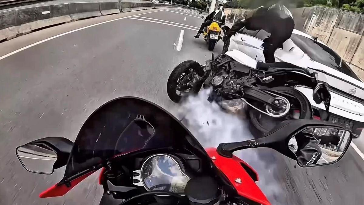 3 motosiklet ve otomobilin karıştığı kaza kask kamerasında