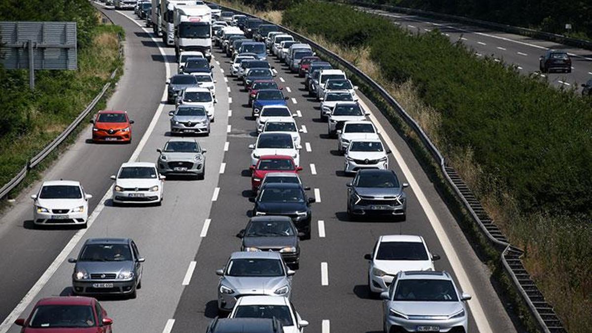 Tatil bitti, dönüş çilesi başladı! Yollarda kilometrelerce uzunluğunda kuyruk oluştu