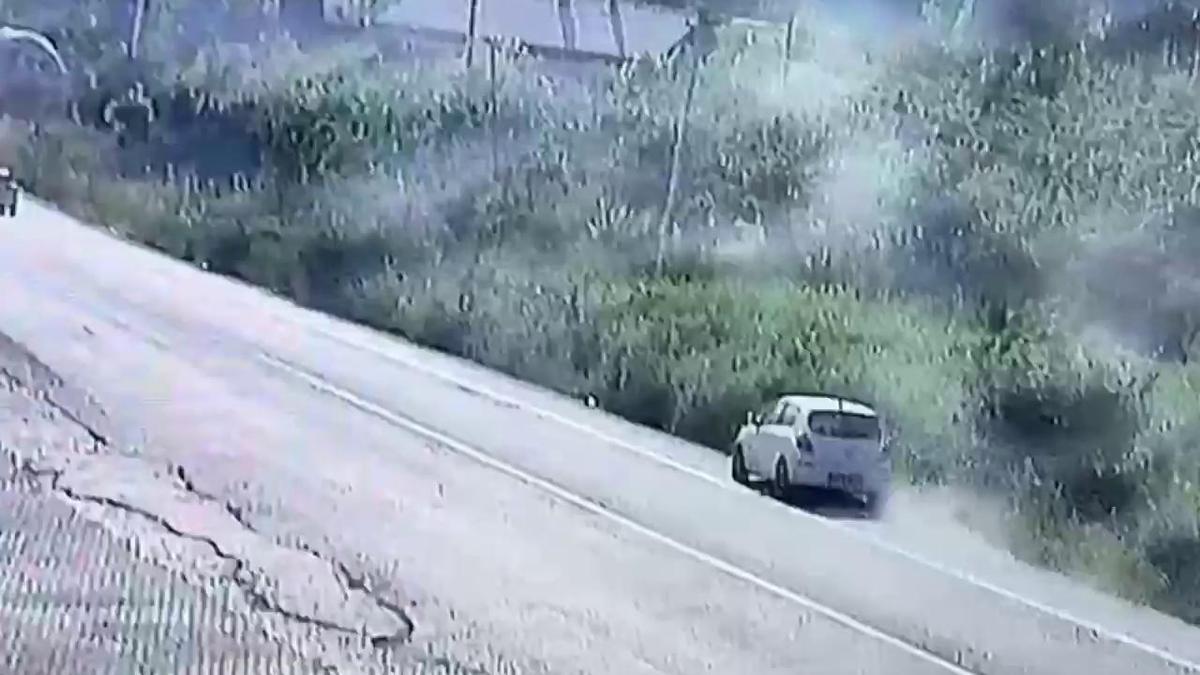 Fındık bahçesine devrilen otomobilin sürücüsü yaralandı; kaza kamerada