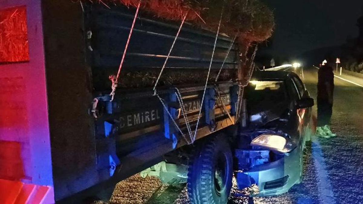 Adana'da traktöre çarpan otomobilin sürücüsü yaralandı