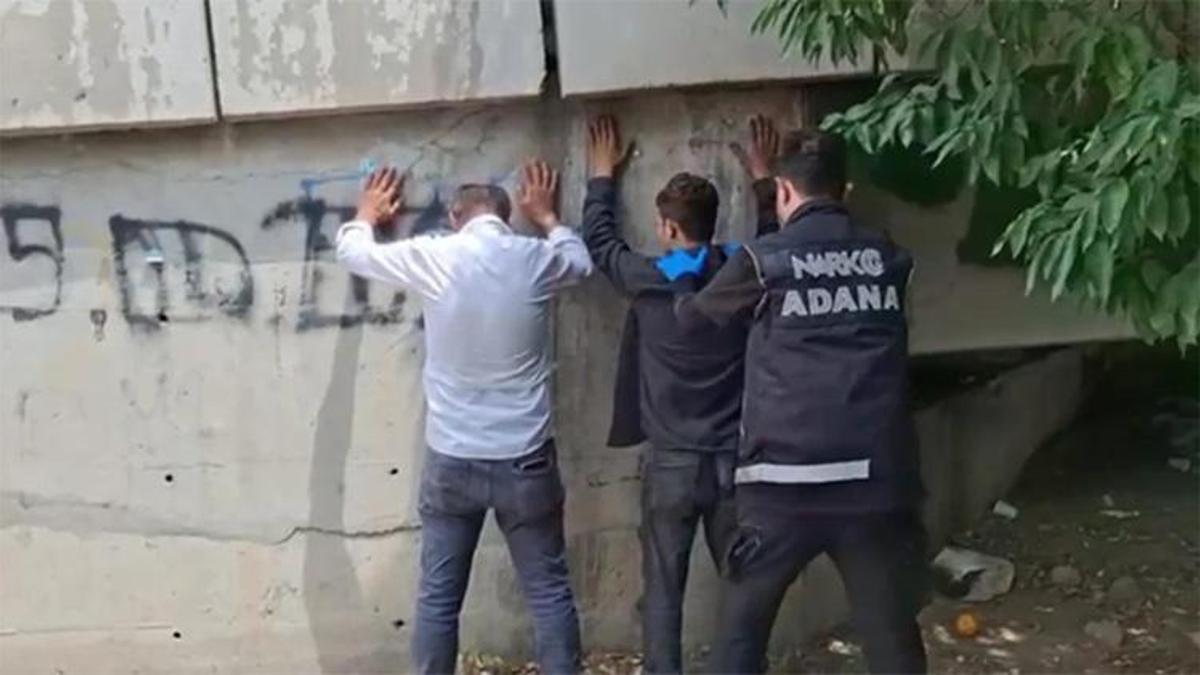 Adana'da uyuşturucu satıcılarına yönelik denetimlerde 45 zanlı yakalandı