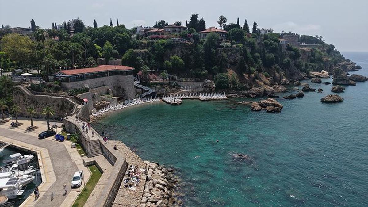 Antalya'nın gözde plajı Mermerli'de şezlong krizi! Halk tepkisi sonuç verdi, fiyatlar yarıya indi