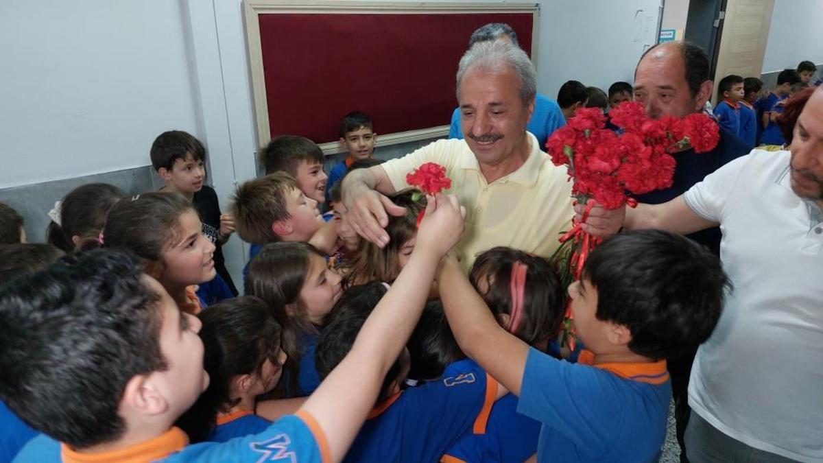 Samsun'da 45 yıllık öğretmen için uğurlama töreni düzenlendi