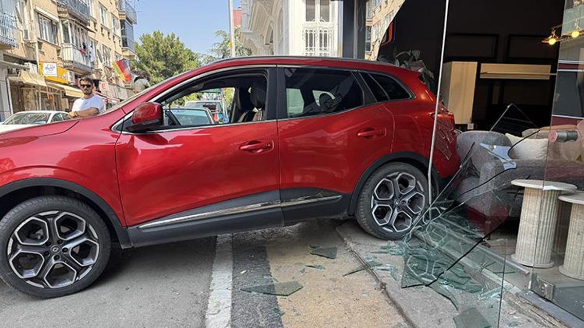 Edirne'de geri viteste unutulan araç mobilya mağazasının vitrinine çarptı