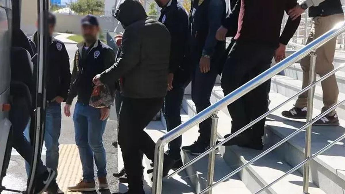 Bakan Yerlikaya açıkladı! 98 göçmen kaçakçılığı organizatörü tutuklandı