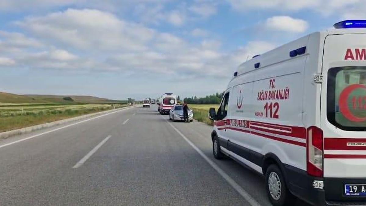 Çorum'da Minibüs Şarampole Devrildi: 1 Ağır, 17 Yaralı