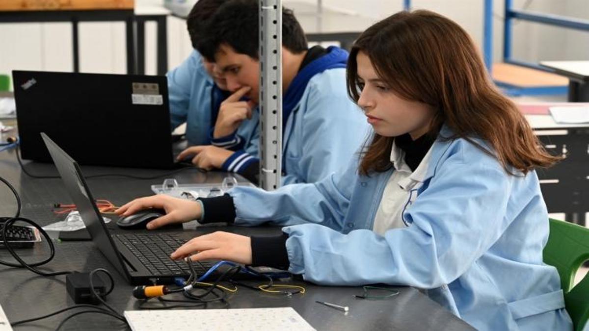 İş garantili kolejde kızlar da meslek öğreniyor