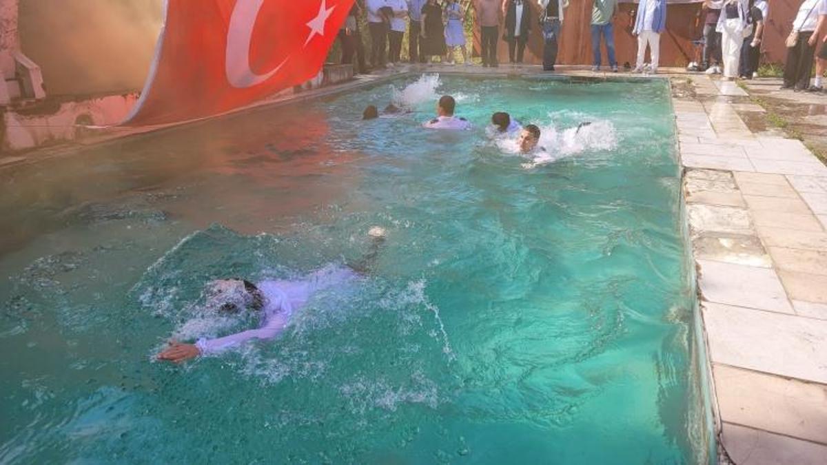 Mezuniyeti havuza atlayarak kutladılar!