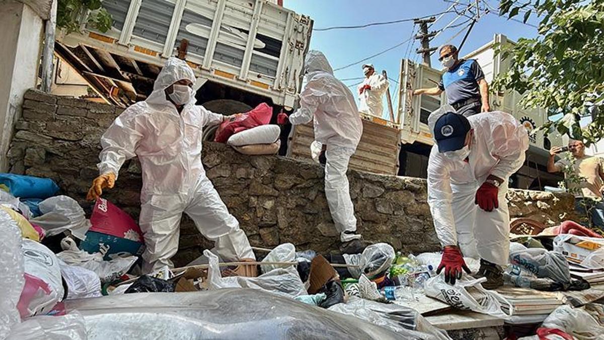 Pes dedirten görüntüler: Komşular kötü dayanamadı, Gebze'deki 'çöp ev'den kamyonlarca atık çıkarıldı!