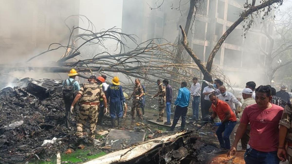 Hindistan'da 242 kişinin bulunduğu uçak düştü! Bir yolcu kazadan kurtuldu, yürüyerek ambulansa bindi