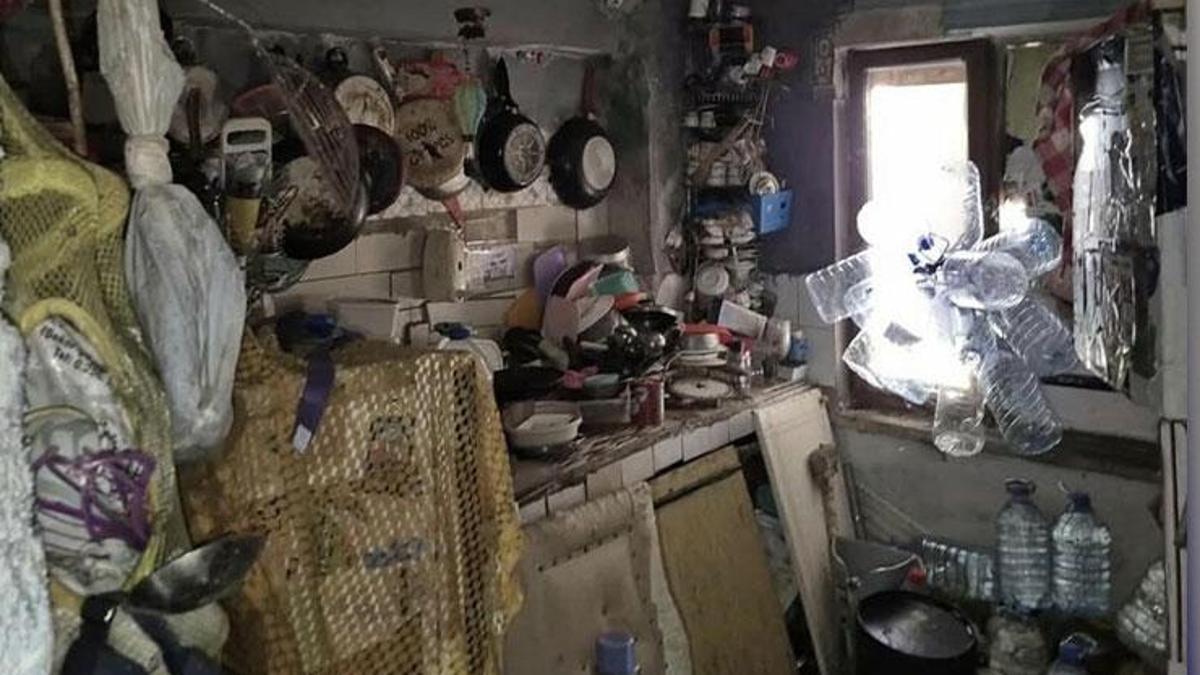 Kötü koku gelen bir evden 4 kamyon çöp ile 12 kedi ve 3 kaplumbağa çıktı