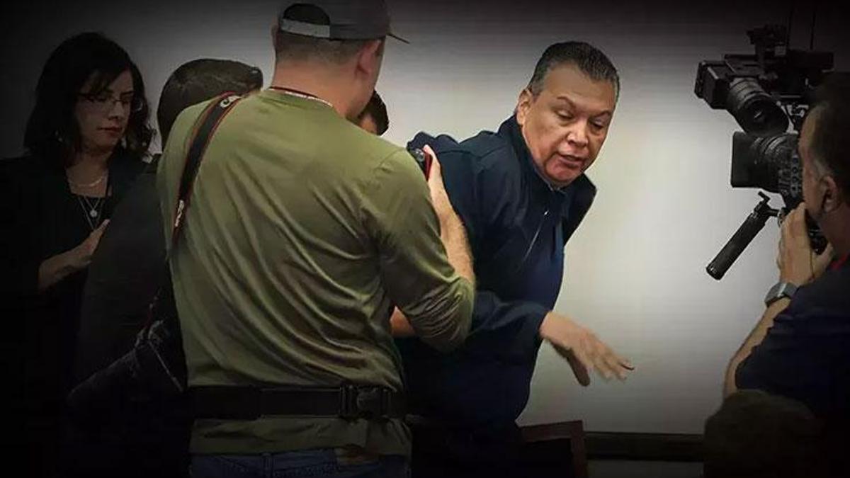 ABD'li bakana soru sormaya çalışan senatöre ters kelepçe