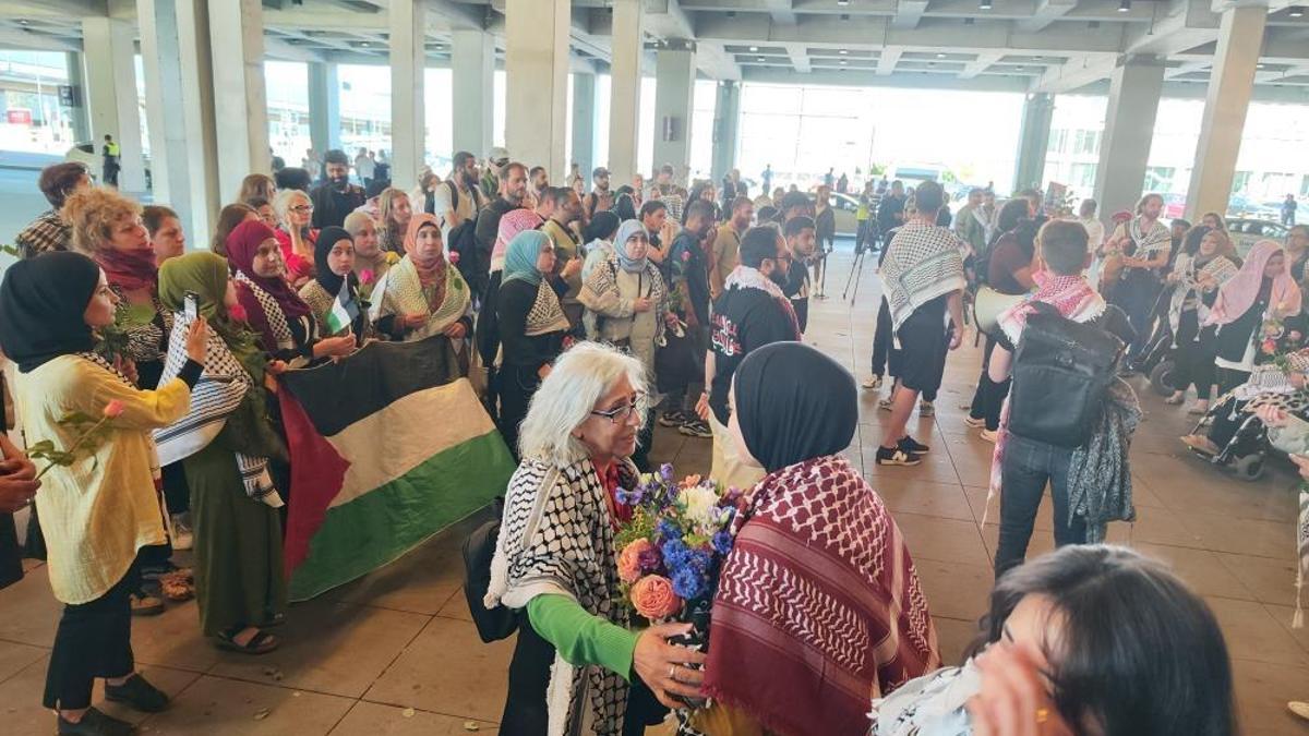Madleen Gemisi'nde alıkonulan Şuayb Ordu ve Yasemin Acar Berlin'e geldi