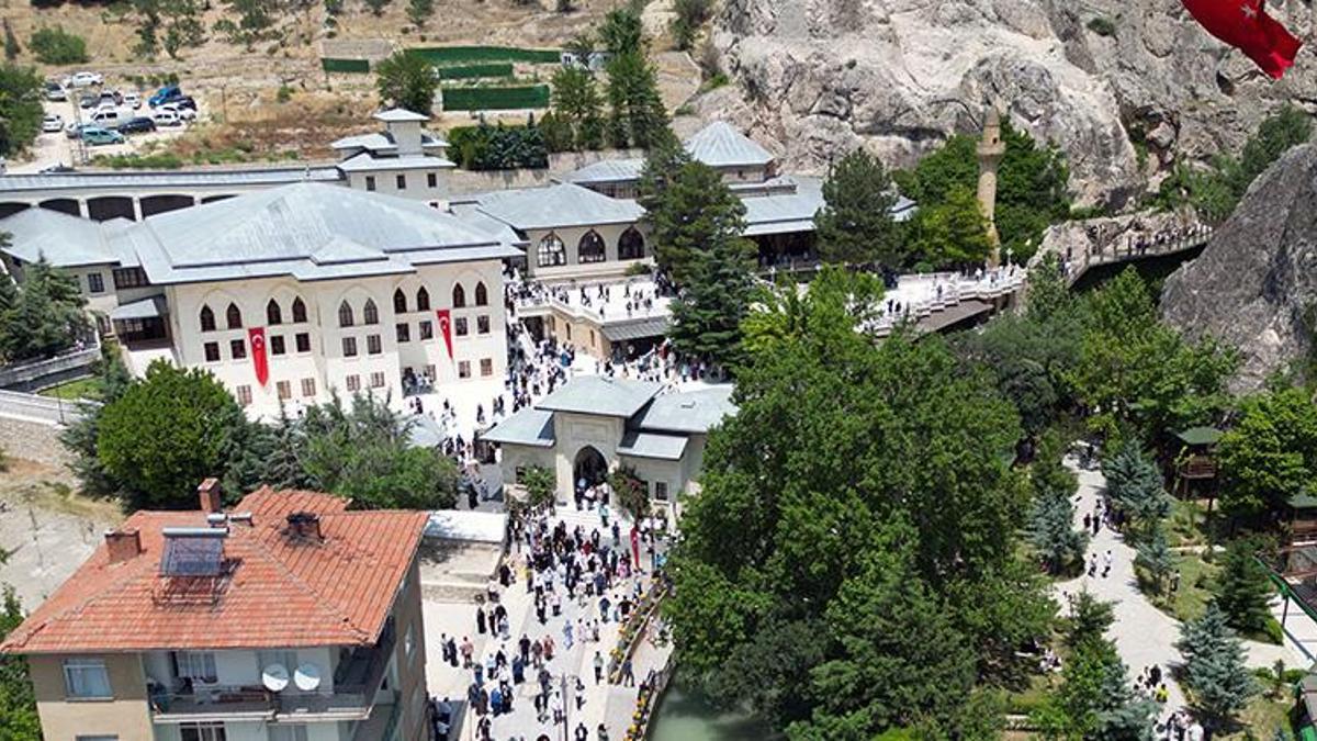 Malatya'daki türbeye ziyaretçi akını! Her gün böyle kalabalık; insan ve araç trafiği oluşuyor