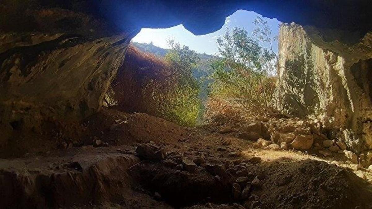 Alman arkeolog köyün kaderini değiştirdi! Aydın'da mağara girişinde altın gibi parlıyor: Hazineyi örtülü halde buldu