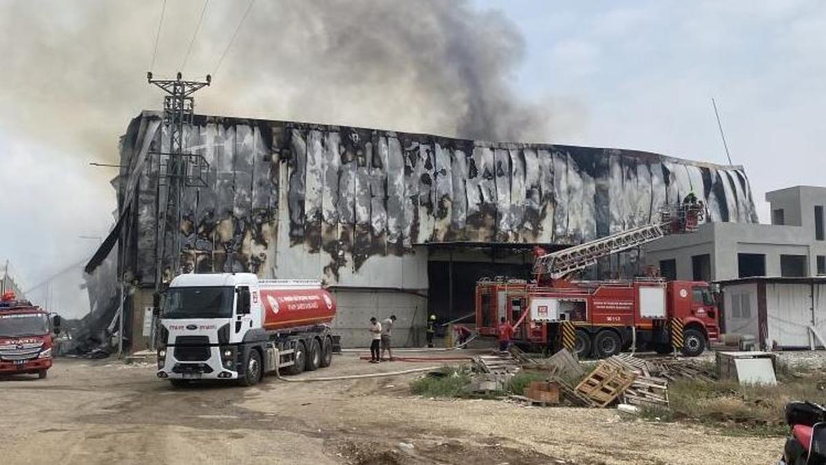 Mersin'de pamuk fabrikası deposunda korkutan yangın!