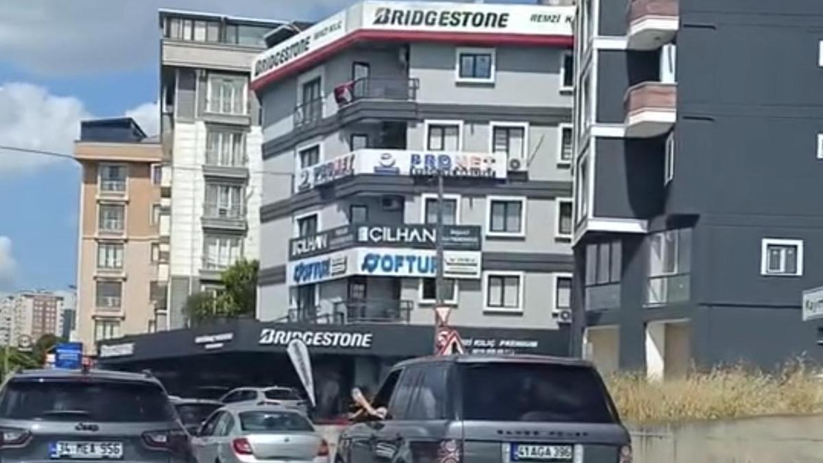 İstanbul-Maltepe'de ayağını camdan çıkarıp uzun süre cip kullandı