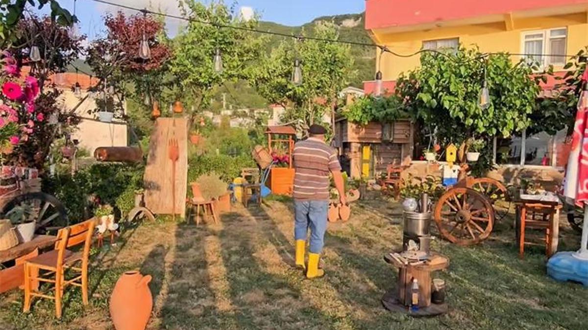 Bir hevesle başladı, bahçesini adeta müzeye dönüştürdü